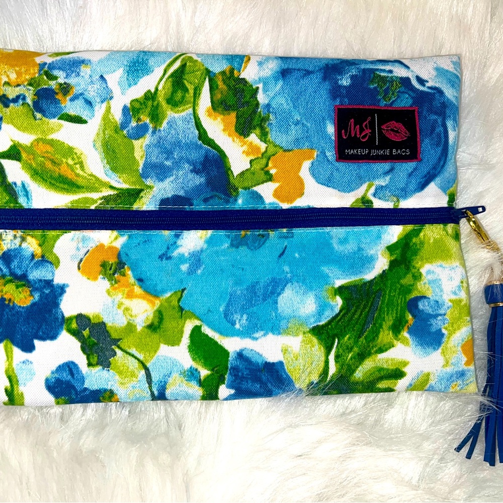 Make Up Junkie Medium blue Floral case